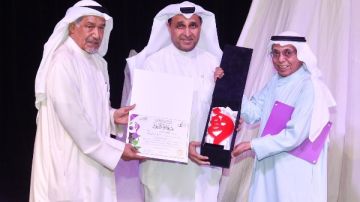 مسرحية ماسح الأحذية تتوج بجائزتين في مهرجان الكويت الدولي للمونودراما مسرحية ماسح الأحذية تتوج بجائزتين في مهرجان الكويت الدولي للمونودراما