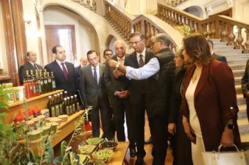 وزير الزراعة يستعرض منتجات المحطات البحثية لدعم الزراعة الصحراوية وزير الزراعة يستعرض منتجات المحطات البحثية لدعم الزراعة الصحراوية