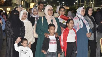 وسط أجواء وطنية .. أبناء بورسعيد يتابعون فعاليات افتتاح المتحف المصري الكبير صور