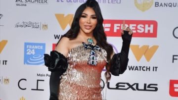 إطلالة فرعونية..غادة إبراهيم تتألق بفستان ذهبي فاخر مرصع بمفتاح الحياة في القاهرة السينمائي 