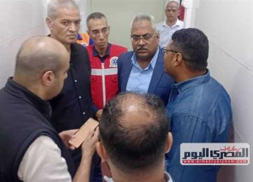 بالصور.. سكرتير عام البحر الأحمر يطمئن على مصابي حادث أتوبيس رأس غارب 