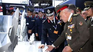 رئيس الأركان يتفقد أحدث المنظومات العالمية فى مجالات تكنولوجيا الطيران والفضاء في معرض دبي الدولى للطيران