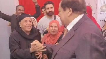 لحظة إنسانية بين النائب محمد أبو العينين وسيدة مسنة تشعل أجواء لجنة الدقي في انتخابات مجلس النواب