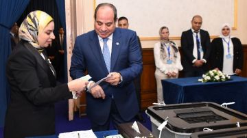 بالفيديو.. الرئيس السيسي يدلي بصوته في انتخابات النواب في مدرسة الشهيد البطل مصطفى يسري عميرة بالفيديو.. الرئيس السيسي يدلي بصوته في انتخابات النواب في مدرسة الشهيد البطل مصطفى يسري عميرة