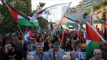 مئات السياح الإسرائيليين محاصرون في ميناء يوناني بسبب احتجاجات مناصرة لغزة مئات السياح الإسرائيليين محاصرون في ميناء يوناني بسبب احتجاجات مناصرة لغزة