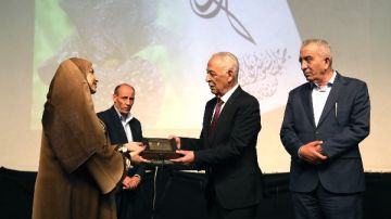 من هي الكاتبة منار علي التي أهدت الملكة رانيا نسخة من مؤلفها؟