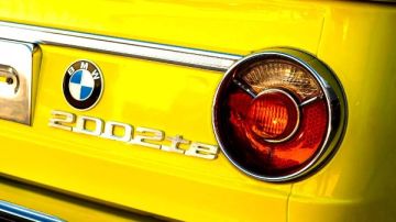 هذه السيارة الكلاسيكية من BMW كوبيه استبدلت داخلها بمحرك تسلا