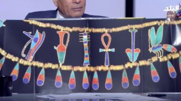 إيه العبقرية دي.. دهشة أحمد موسى على الهواء بسبب كتاب الطريق إلى الخلود