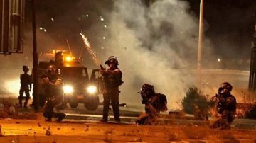 الاحتلال الإسرائيلي يطلق قنابل الغاز تجاه المركبات عند المدخل الشرقي لقلقيلية