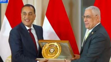 النائب العام يسلم درع النيابة العامة لرئيس مجلس الوزراء