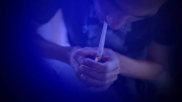 حكم الجلوس في أماكن يتم تعاطي المخدرات فيها.. الإفتاء تجيب حكم الجلوس في أماكن يتم تعاطي المخدرات فيها.. الإفتاء تجيب