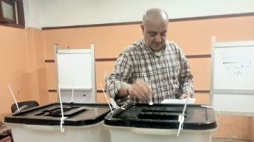 رئيس نادي الشمس يدلي بصوته في انتخابات مجلس النواب 2025 رئيس نادي الشمس يدلي بصوته في انتخابات مجلس النواب 2025