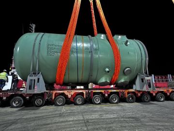 لحظة تركيب وعاء المفاعل النووي المصري (فيديو)