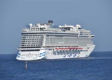 15 طابقا وعلى متنها 3362 سائحا.. مرسى علم تستقبل سفينة سياحية عملاقة 15 طابقا وعلى متنها 3362 سائحا.. مرسى علم تستقبل سفينة سياحية عملاقة