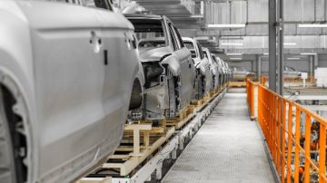 بمساعدة أبنائه.. عامل في شركة فورد يسرق قطع غيار بملايين الدولارات