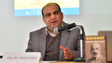 رئيس جامعة الأزهر يهنئ حازم منتصر بجائزة أرصوي الدولية للعلوم والفنون رئيس جامعة الأزهر يهنئ حازم منتصر بجائزة أرصوي الدولية للعلوم والفنون