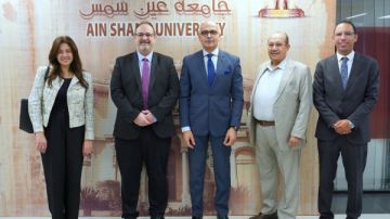 رئيس جامعة عين شمس يستقبل وفدا أكاديميا كندي بريطاني لبحث التعاون المشترك رئيس جامعة عين شمس يستقبل وفدا أكاديميا كندي بريطاني لبحث التعاون المشترك