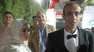 عروسان يدليان بصوتيهما في لجنة مدرسة الشهيد حسين جمال بالمنيب