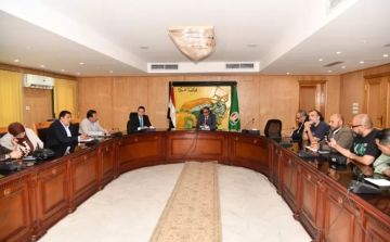 محافظ الفيوم يناقش الاستعدادات النهائية لمهرجاني الفيوم السينمائي وتونس للخزف والفخار