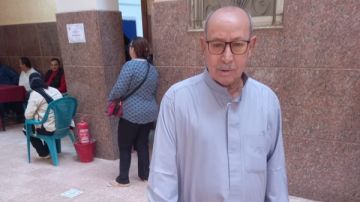 مسن للناخبين أمام مدرسة بالمطرية: انتخبوا الراجل اللي يخدمنا ويخدم البلد