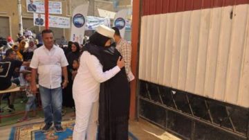 مشهد مؤثر فى انتخابات النواب بأسوان.. سيدةتحتضن عنصر شرطة نسائية لمساعدتها للتصويت