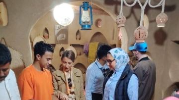 نائب محافظ الوادي الجديد والمدير الإقليمي لليونسكو تتفقدان قرية القصر الإسلامية