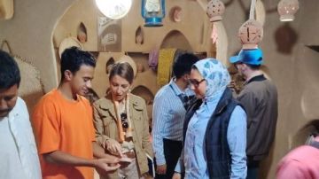 أخبار الوادي الجديد: نائب المحافظ ومديرة باليونسكو تتفقدان مزرعة نخيل وقرية القصر أخبار الوادي الجديد: نائب المحافظ ومديرة باليونسكو تتفقدان مزرعة نخيل وقرية القصر