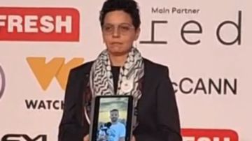 ابنة محمود سعد تحمل صورة المخرج الفلسطيني أحمد الدنف بـ القاهرة السينمائي