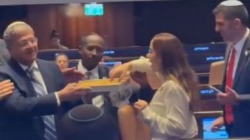 بن غفير يوزع حلوى في الكنيست بعد إقرار قانون الإعدام للأسرى الفلسطينيين