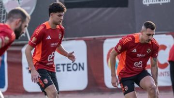 تدريبات تأهيلية وبدنية للاعبي الأهلي الغائبين عن رحلة المغرب