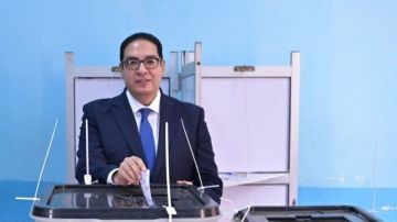 رئيس جامعة القاهرة يدلي بصوته في انتخابات النواب.. ويؤكد: المشاركة واجب وطني رئيس جامعة القاهرة يدلي بصوته في انتخابات النواب.. ويؤكد: المشاركة واجب وطني