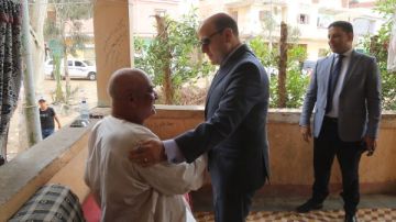 محافظ كفر الشيخ يستجيب لمواطن ويزور والده المريض في منزله.. صور محافظ كفر الشيخ يستجيب لمواطن ويزور والده المريض في منزله.. صور