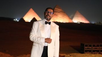 هاني فرحات يتألق بقيادته الأوركسترا الملكي البريطاني في حفل كامل العدد بالأهرامات