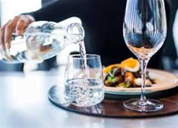 هل يمكنك شرب الماء أثناء الطعام؟.. اعرف أفضل وقت لتناول المياه هل يمكنك شرب الماء أثناء الطعام؟.. اعرف أفضل وقت لتناول المياه