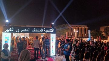 هنا التاريخ.. أهالي الأقصر والسائحين أمام الشاشات العملاقة لمتابعة افتتاح المتحف الكبير