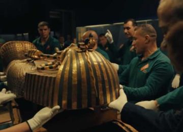 أخر قطعة وصلت بسلام .. لحظة نقل قناع توت عنخ آمون إلى المتحف المصري الكبير (فيديو)  أخر قطعة وصلت بسلام .. لحظة نقل قناع توت عنخ آمون إلى المتحف المصري الكبير (فيديو)