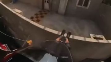 الأهالي ساعدوهم.. هبوط 3 سياح بالبراشوتات في كعابيش بدلا من الأهرامات شاهد الأهالي ساعدوهم.. هبوط 3 سياح بالبراشوتات في كعابيش بدلا من الأهرامات شاهد