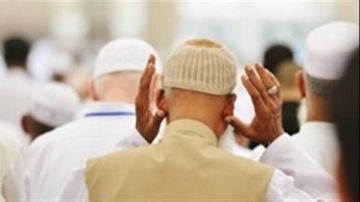 حكم من فاتته تكبيرة الإحرام مع الإمام في صلاة الجماعة.. الأزهر للفتوى يجيب