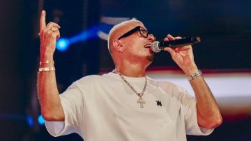 عمرو دياب يرتدي مفتاح الحياة ويحيي المتحف المصري الكبير فى حفله بدبي