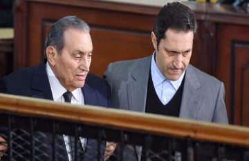 كله طالع يعتذر!.. علاء مبارك يعلق على الاعتراف بالخطأ في حق والده ويثير تفاعلا كله طالع يعتذر!.. علاء مبارك يعلق على الاعتراف بالخطأ في حق والده ويثير تفاعلا