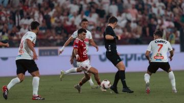 لقطة طريفة في نهائي السوبر المصري.. سقوط حكم اللقاء بين زيزو وجعفر يثير ضحك الجماهير