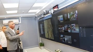 محافظ أسوان يتابع عبر الفيديوكونفرانس بمركز السيطرة جاهزية اللجان الإنتخابية بالمراكز والمدن