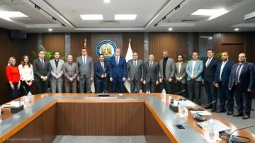 وزير البترول يكرم أحد أعضاء فريق عمل بوابة مصر للاستكشاف 