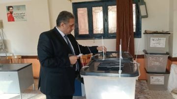 وكيل صحة كفر الشيخ يدلي بصوته: المشاركة في الانتخابات واجب وطني.. صور