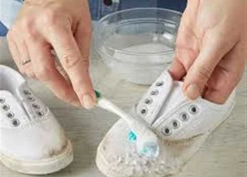 يعود كالجديد.. أسرع طريقة لتنظيف الكوتشي الأبيض في 3 خطوات فقط