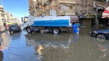 استمرار جهود رفع تجمعات مياه الأمطار في بورسعيد (صور)