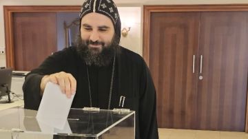 النائب البابوي لقبرص يدلي بصوته في الانتخابات البرلمانية صور