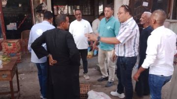 رئيس حي شمال الغردقة يرفع الإشغالات خلف شركة بيع المصنوعات