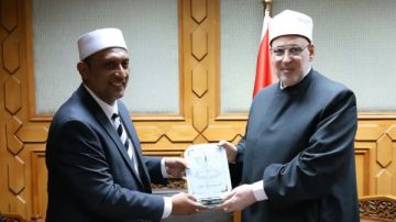 وكيل الأزهر يناقش مع وزير الشؤون الدينية بماليزيا التعاون في التعليم والدعوة وكيل الأزهر يناقش مع وزير الشؤون الدينية بماليزيا التعاون في التعليم والدعوة