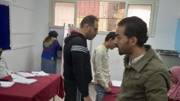 إقبال ملحوظ من الناخبين على مدرسة النصر سكول الخاصة في المطرية.. فيديو وصور